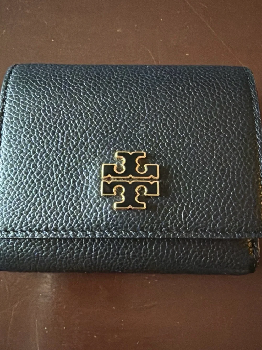 Tory Burch Britten Compact Wallet in black pebbled leather. - Picture 10 of 13